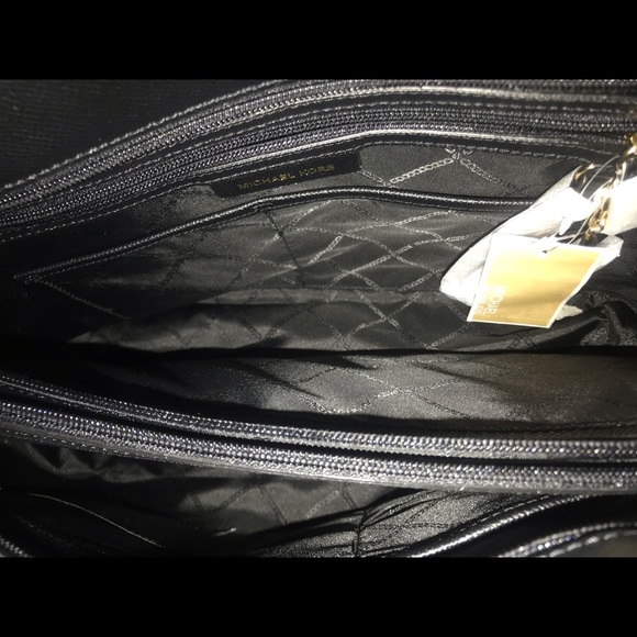 Micheal Kors Voyager Tote Bag - Picture 4 of 7